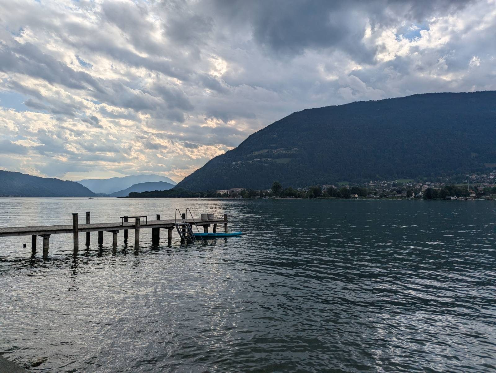 Badesteg am Ossiacher See am Abend