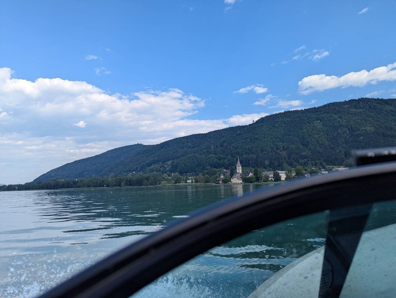 Blick vom Schiff auf Ossiach