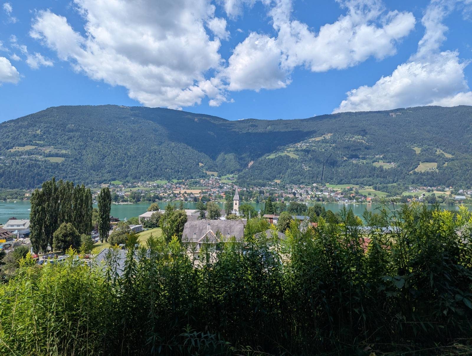 Ossiach von der Anhöhe mit Stiftskirche und See