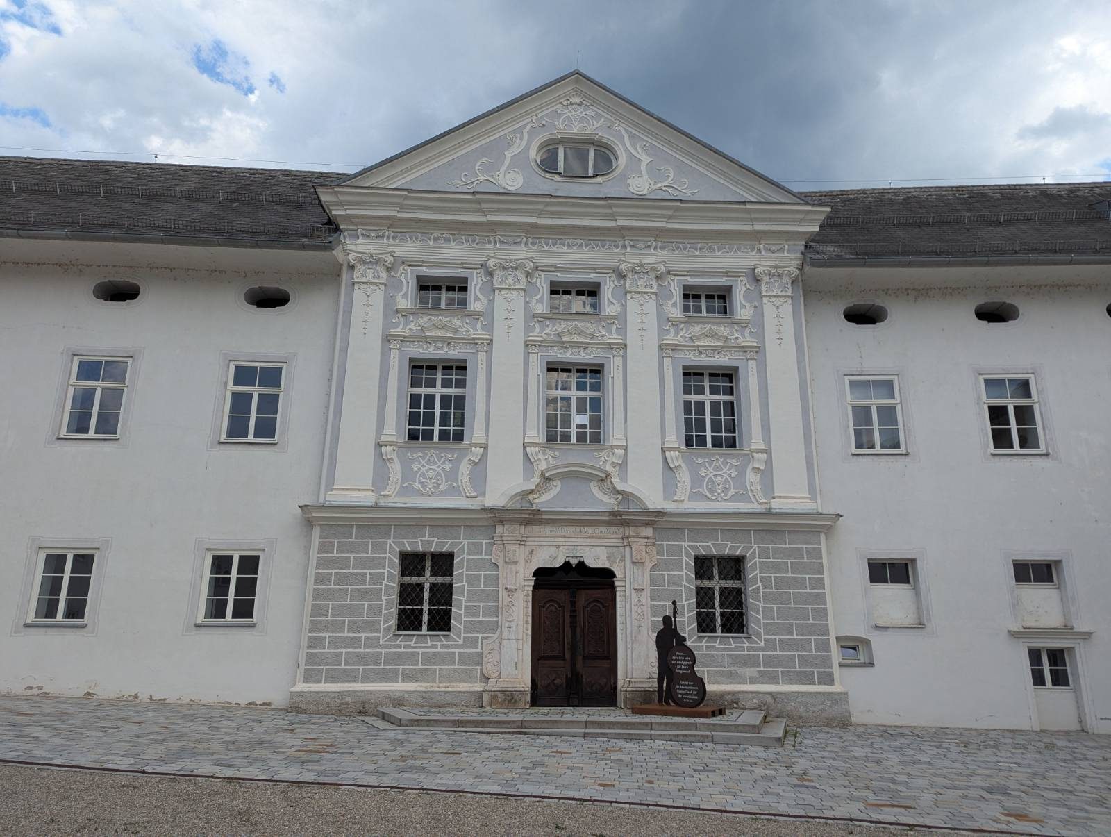 Barocke Stuckfassade des Stiftes Ossiach