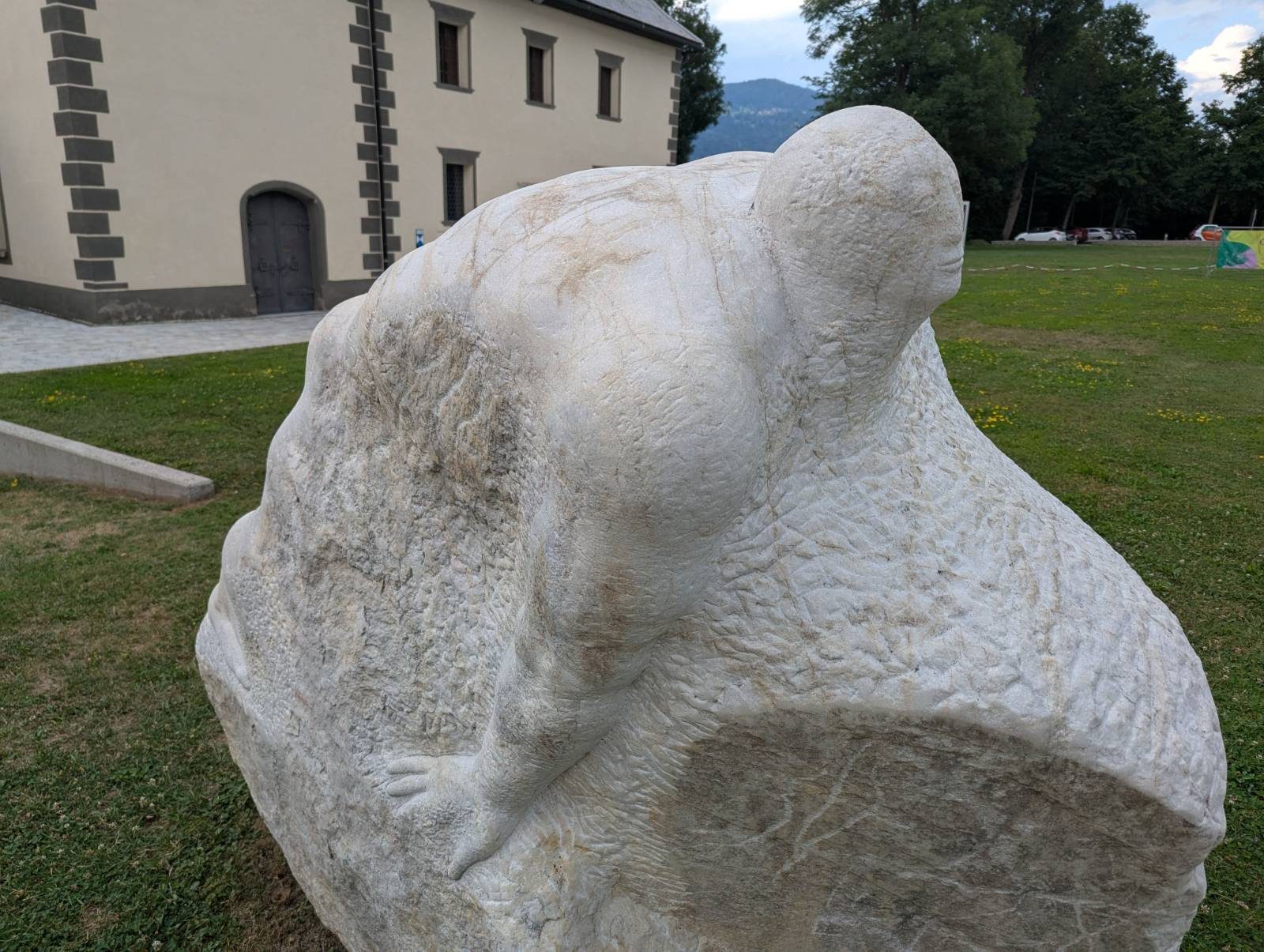 Steinskulptur im Stiftspark Ossiach
