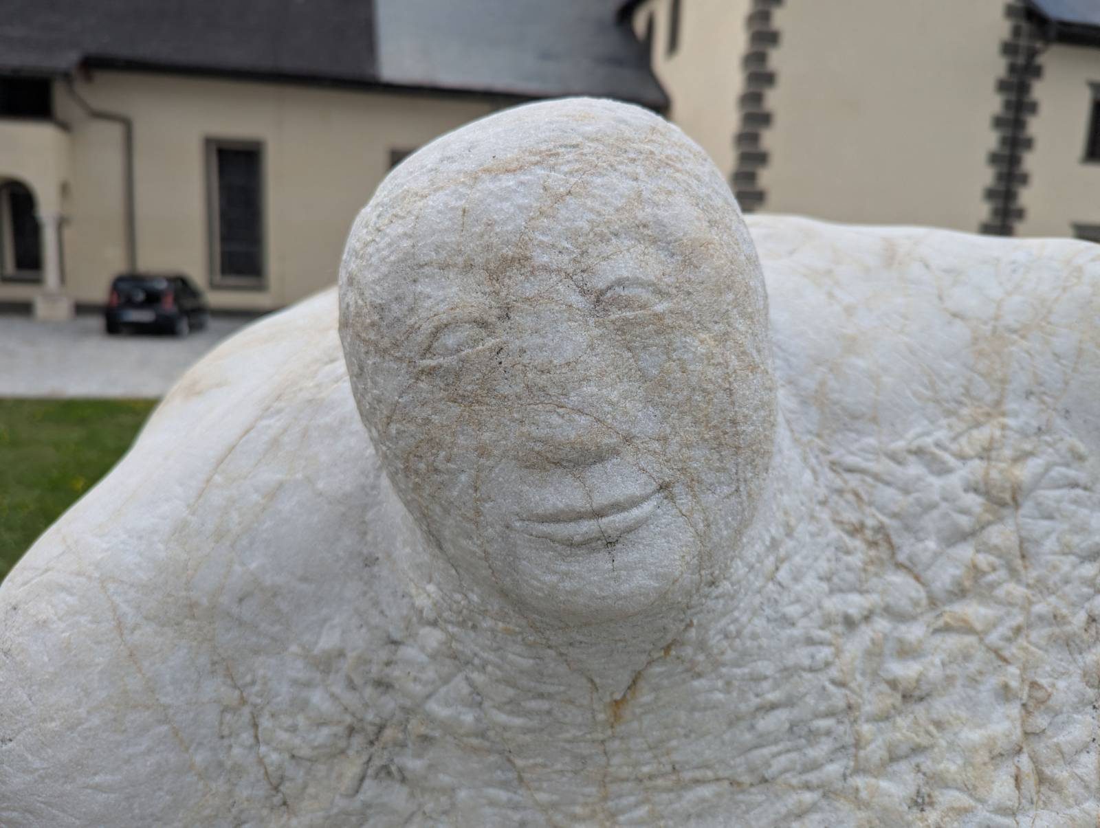 Gesicht der Steinskulptur